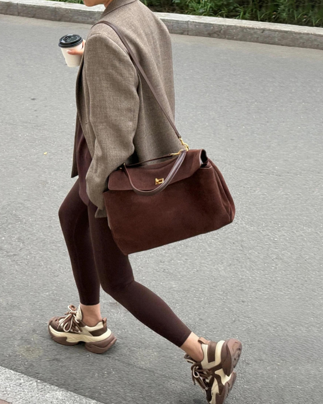 Sac à main Britt en daim pour femme | Design intemporel, luxe et détails dorés 2