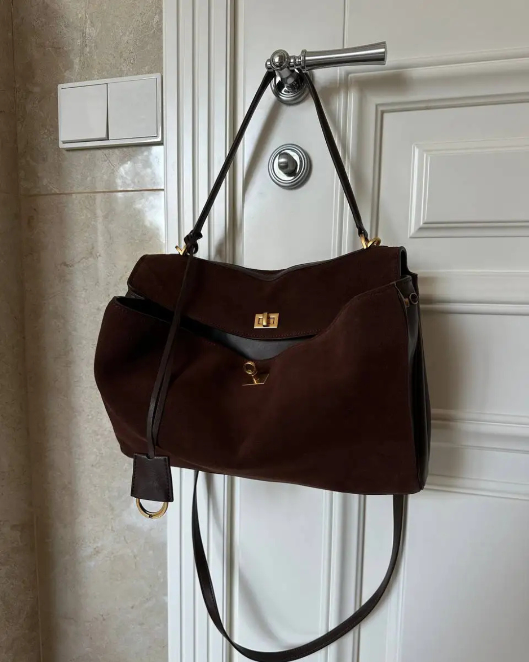 Sac à main Britt en daim pour femme | Design intemporel, luxe et détails dorés 4